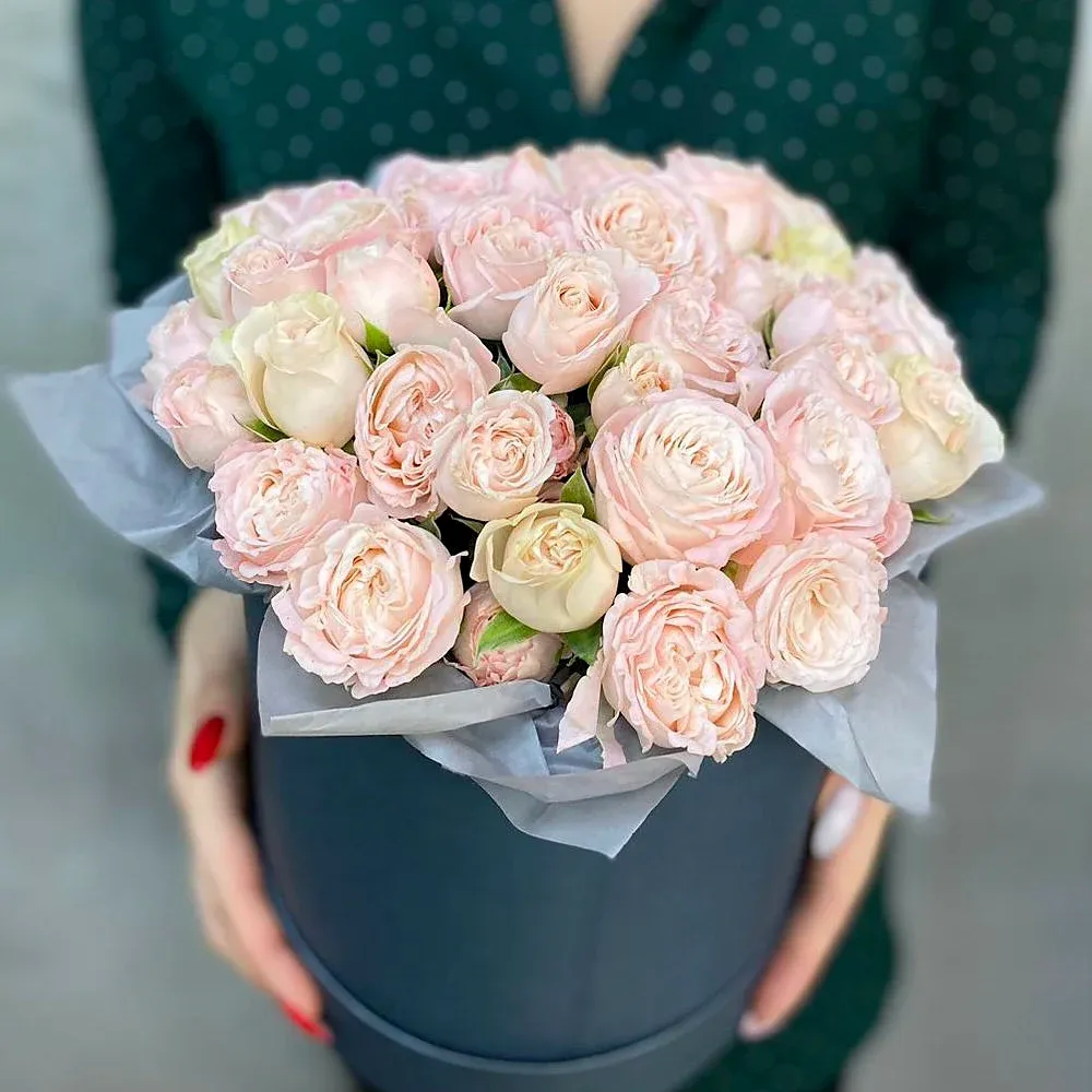 Пионовидные розы в шляпной коробке