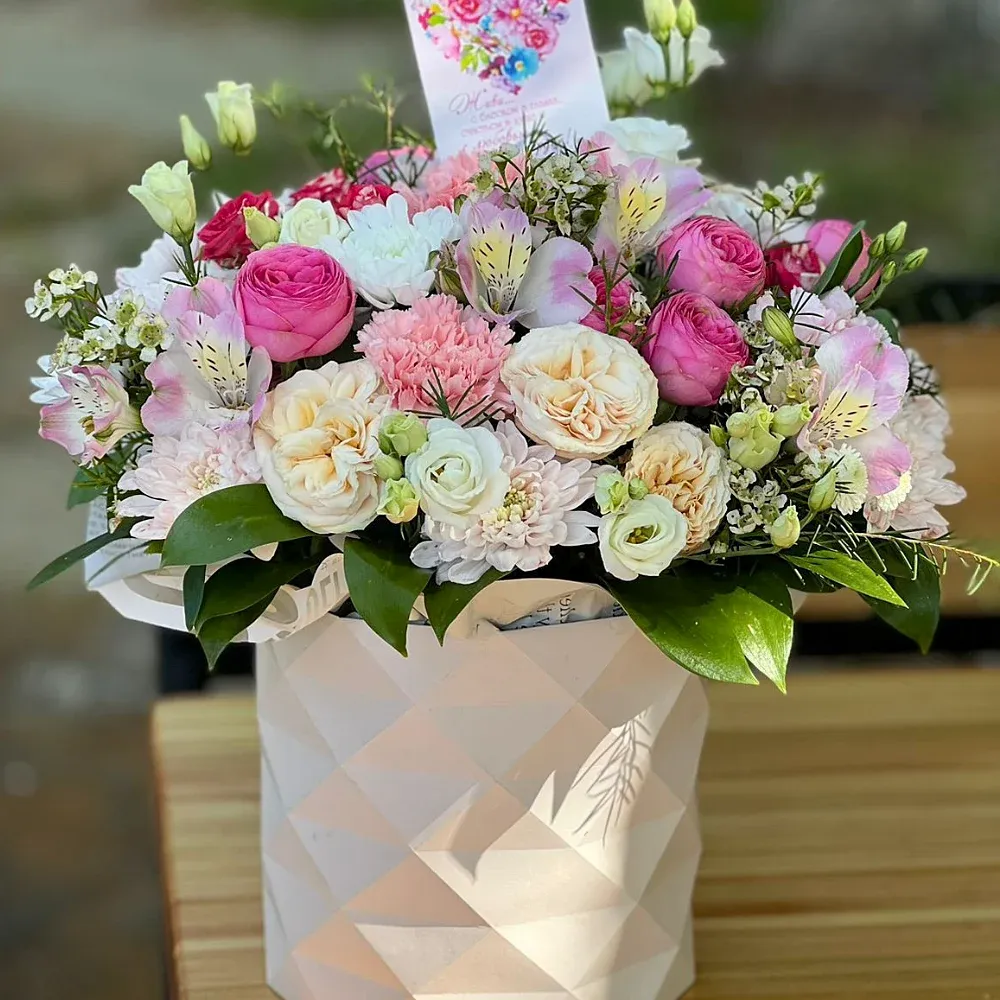 Эустомы в шляпной коробке