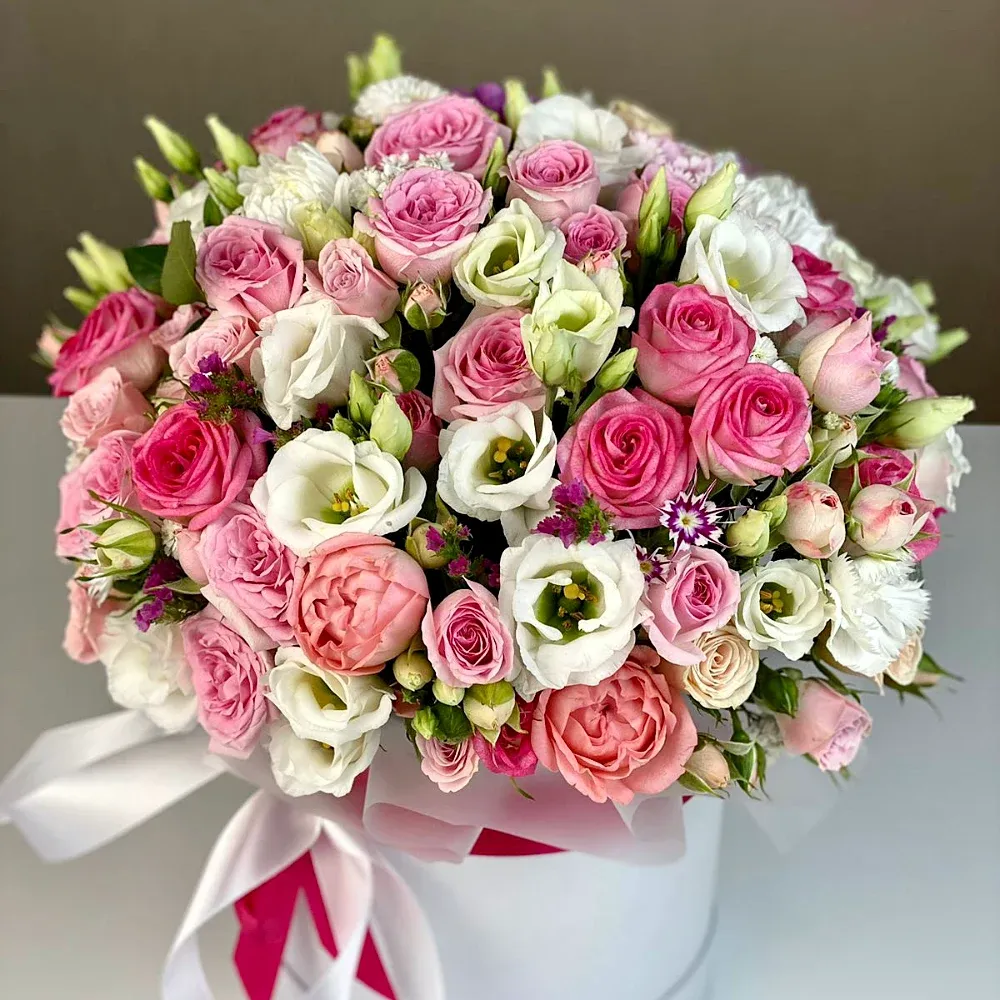 Кустовые розы в шляпной коробке