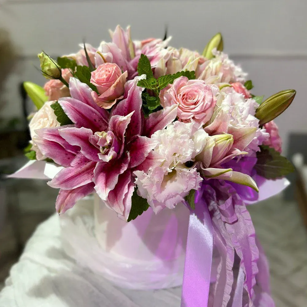 Лилии в шляпной коробке