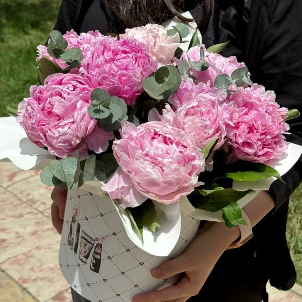 Пионы в шляпной коробке