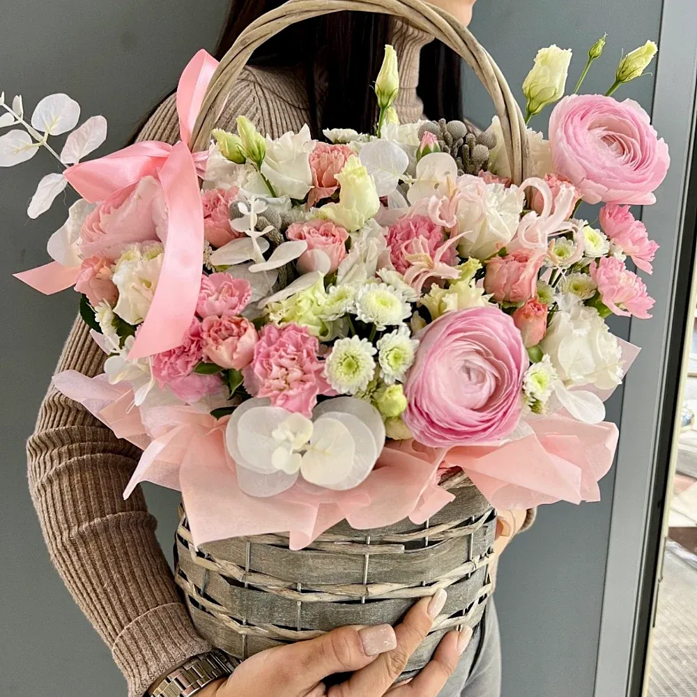 Корзины с ранункулюсами