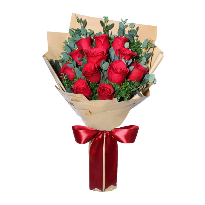 Букет из 13 красных роз в крафт бумаге