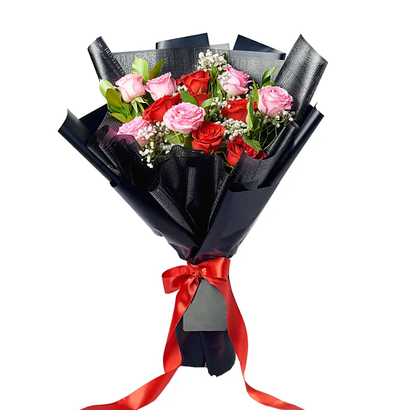 Букет из 13 роз и гипсофил
