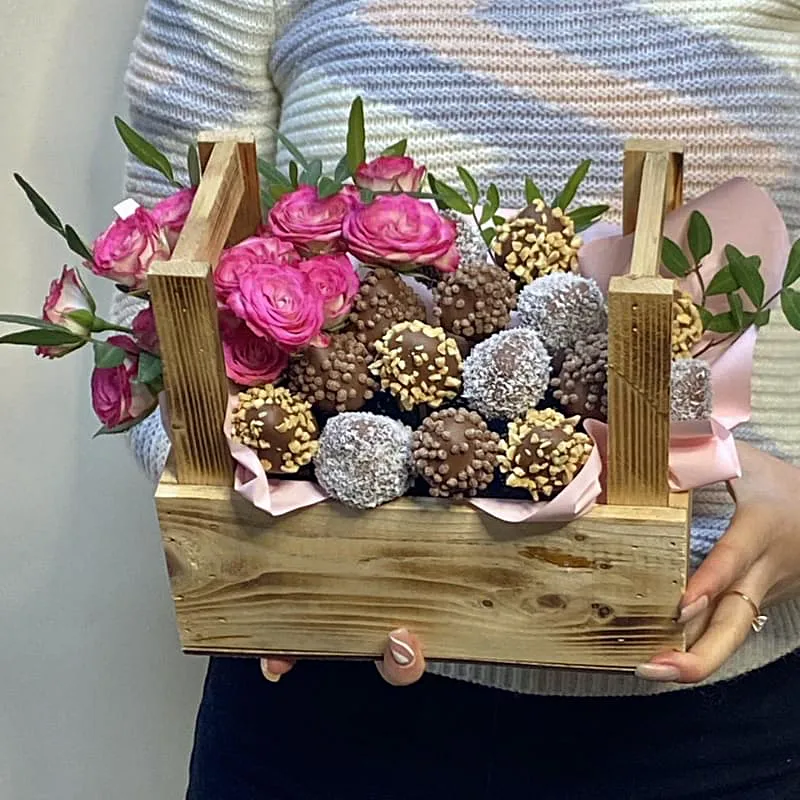 Клубника в шоколаде в деревянном ящике 